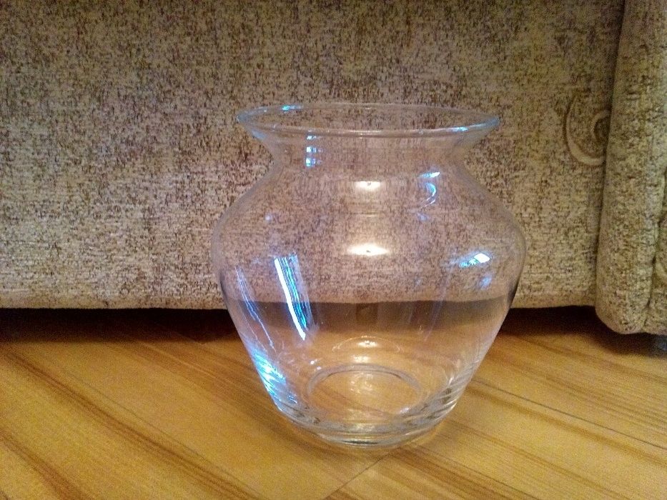 скляна ваза - невеличка, зручна