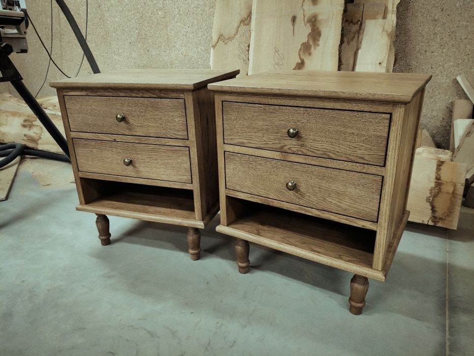 Szafki nocne dębowe, toczone nogi dwie szuflady