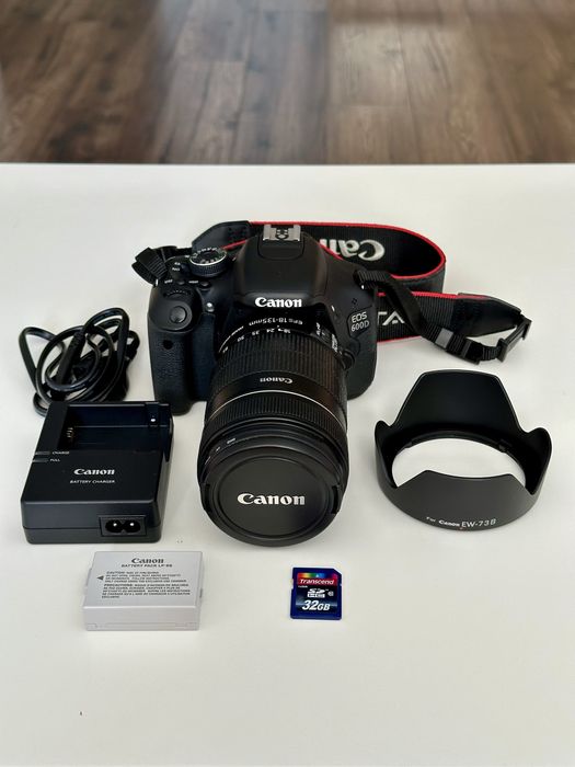 Дзеркальний фотоапарат Canon EOS 600D + об'єктив EF-S 18-135mm + сумка
