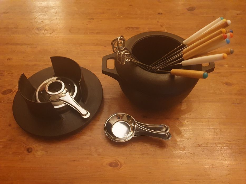 Żeliwny kociołek do fondue