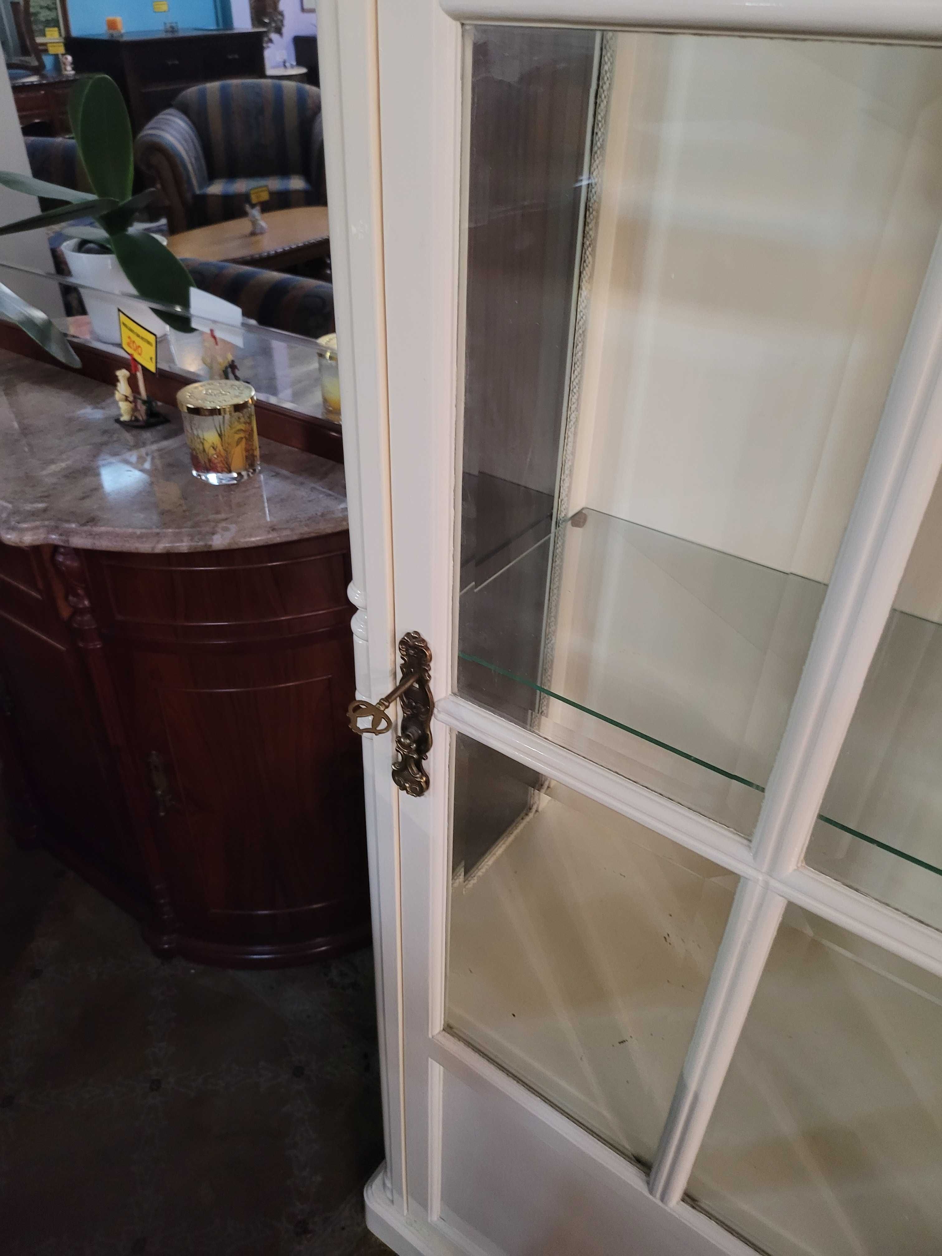 Cristaleira em madeira pintada de branco com prateleiras de vidro