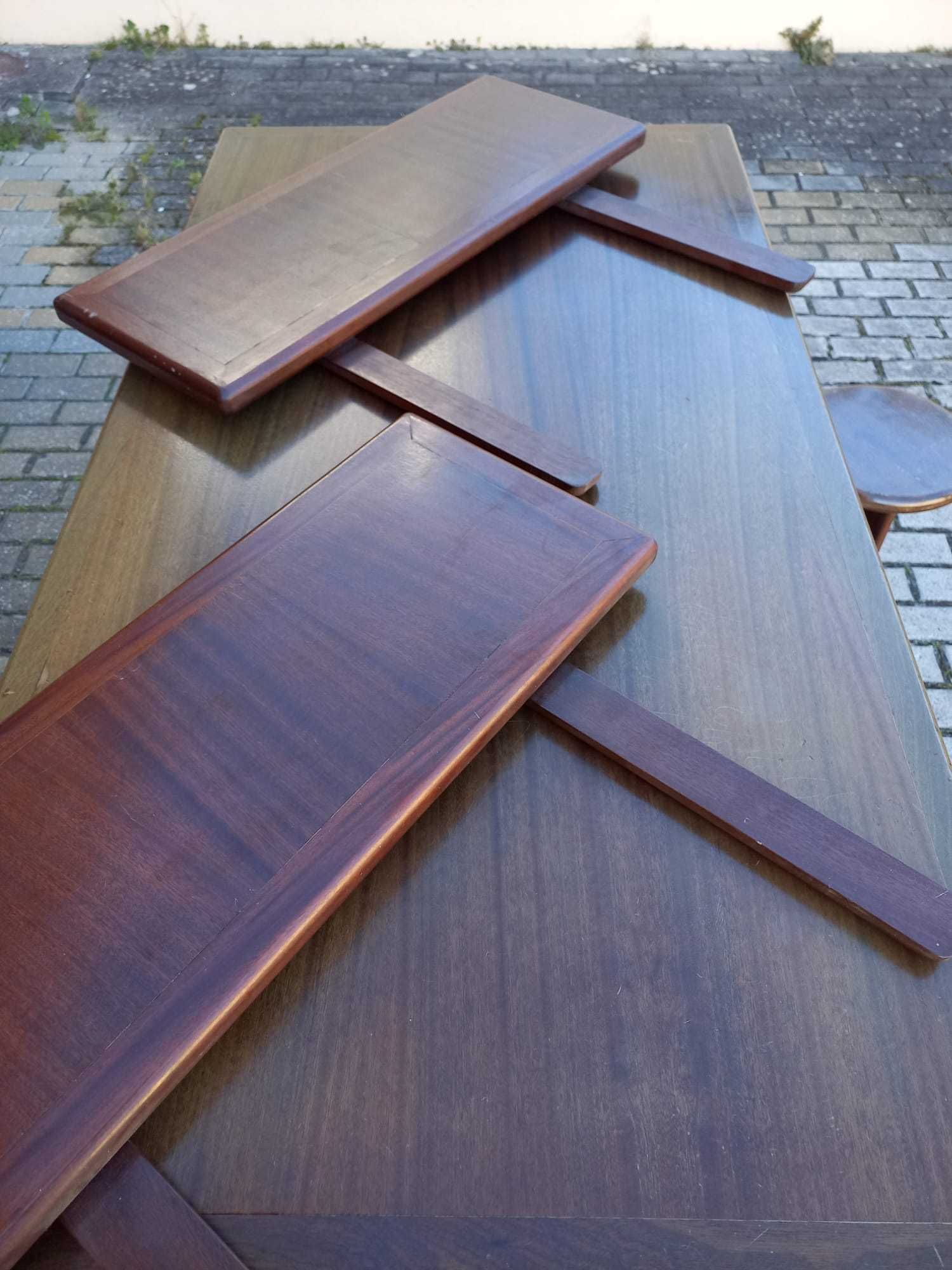 Mesa de Mogno (150 x 80 cm) com 2 extensões (30cm) e 6 bancos