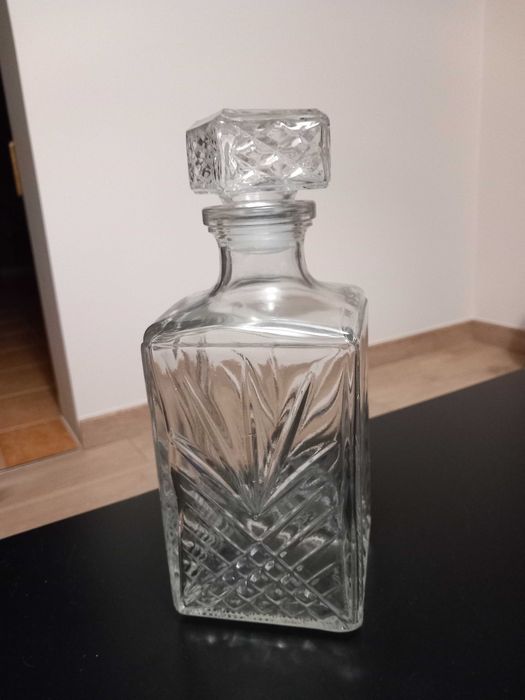 Szklana karawka szlifowana