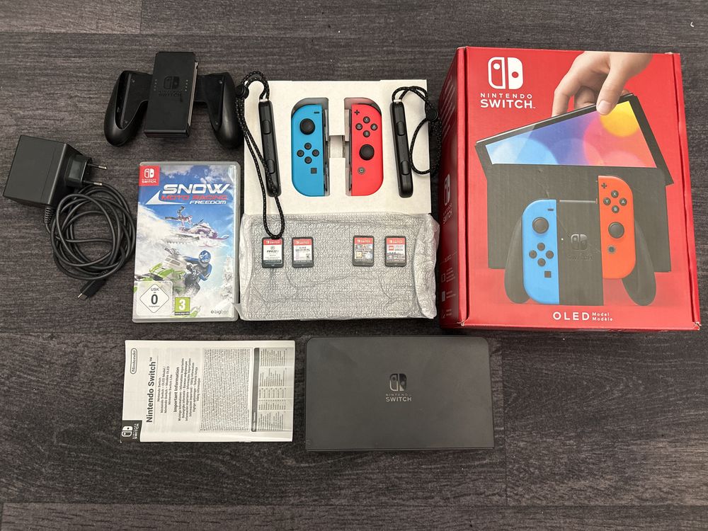 Nintendo Switch OLED + 5 gier + pokrowiec + wiele innych gadżetów