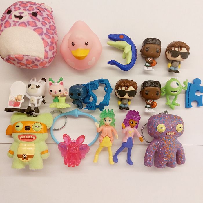 Kinder іграшки різні, новорічні серії 2024,2023