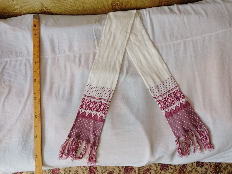 Продається комплект зимового жіночого одягу, шапка, печатки, шарф.