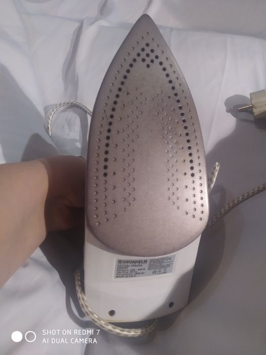 Утюг Grunhelm EI8858T с функцией отпаривания