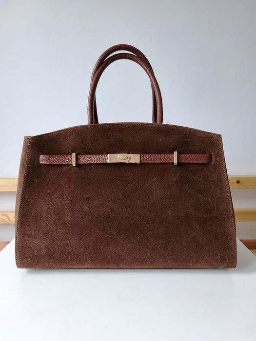 Zamszowa elegancka torebka tote kuferek karmelowa złote okucia elegant