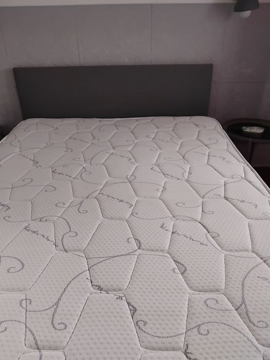Cama de casal com colchão.