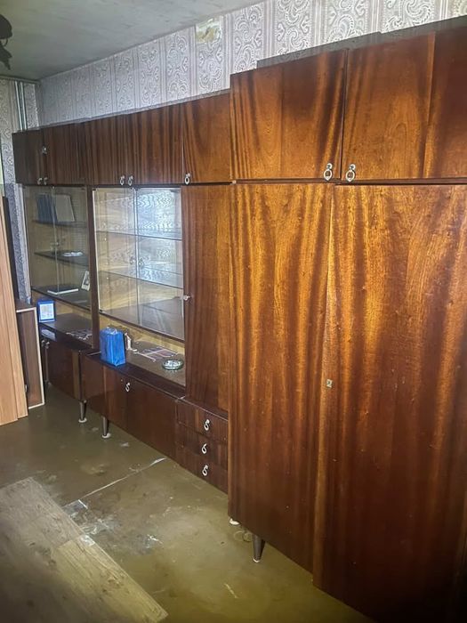 Відам бескоштовно шкаф сервант