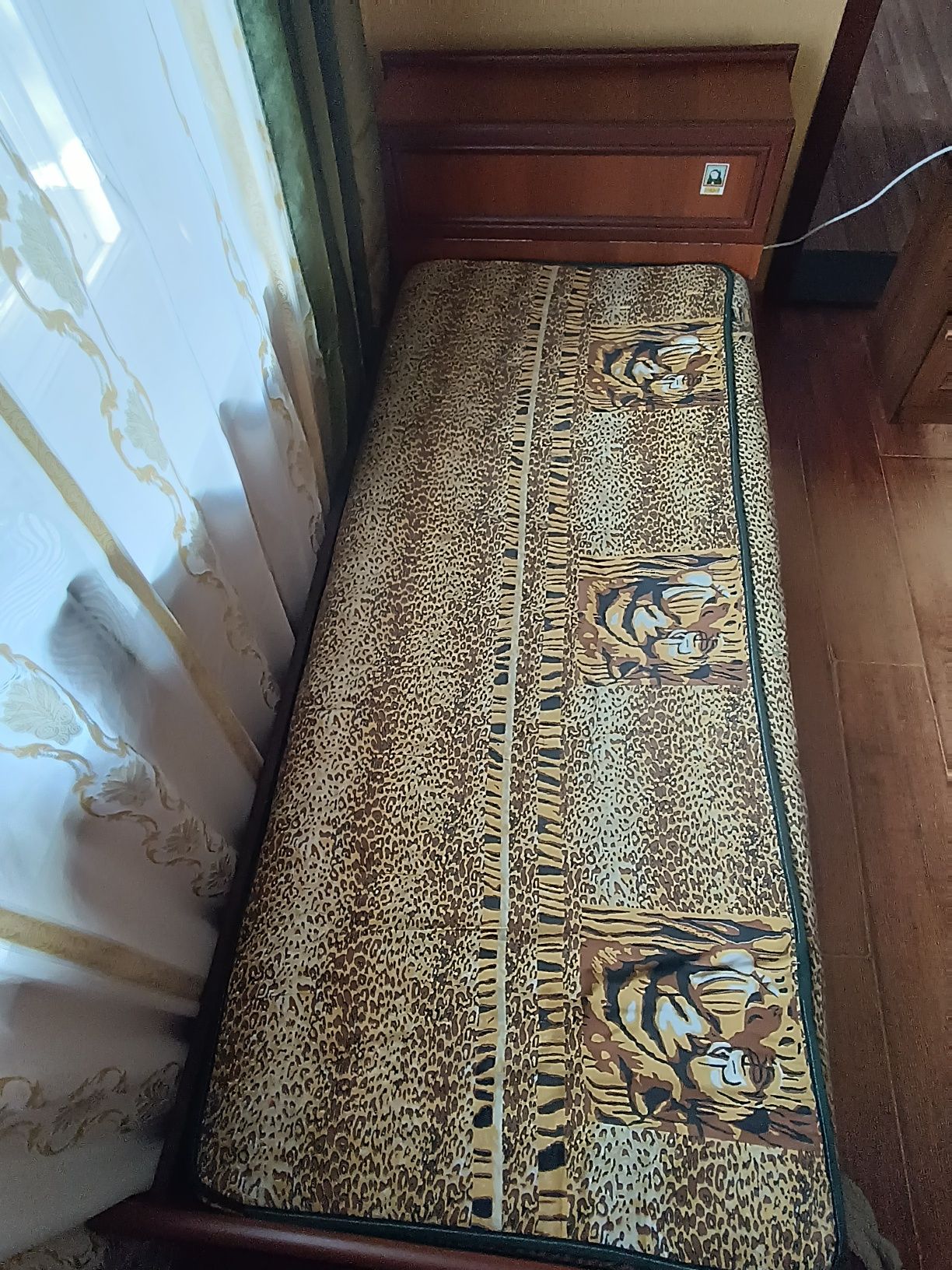 Ліжко односпальне з матрацом та вмістким відділом для зберігання речей