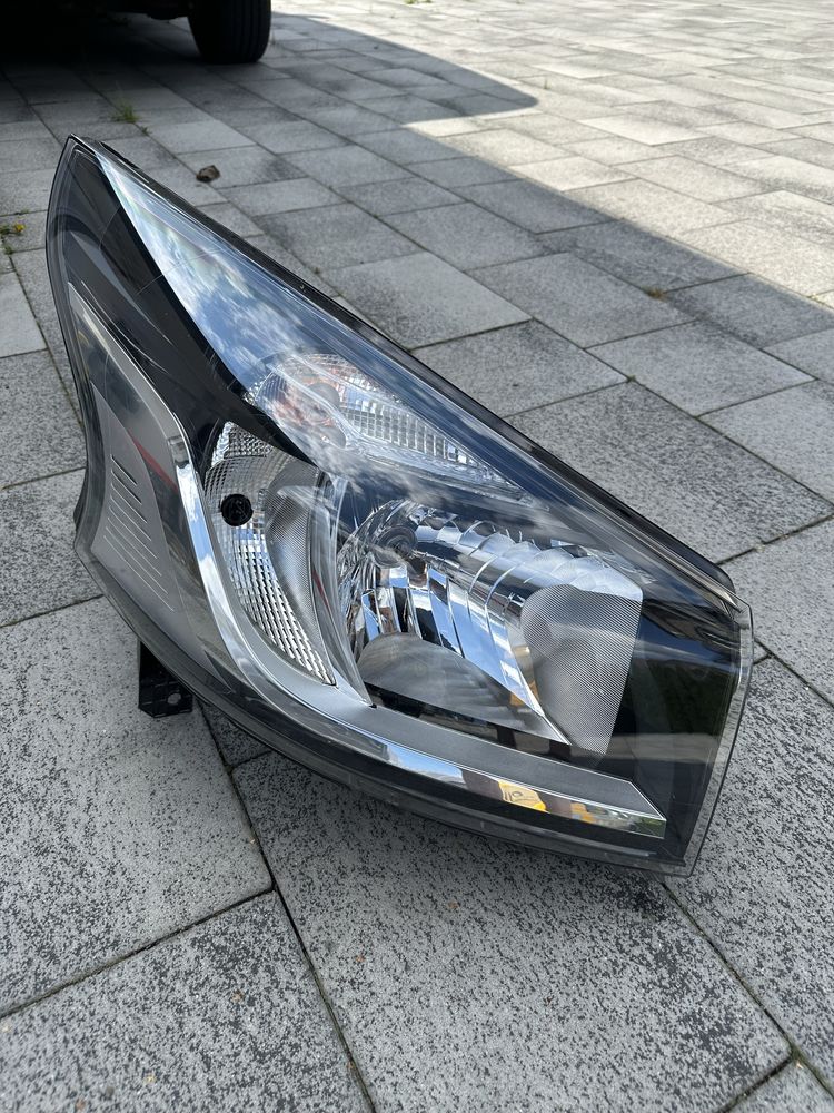 Prawa lampa renault trafic 2016