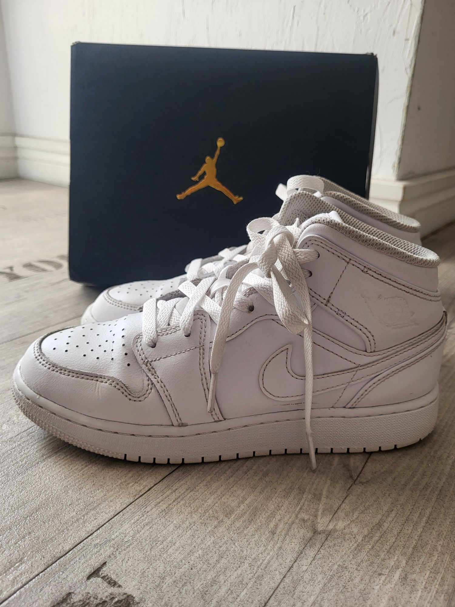 AIR Jordan 1 MID  37,5