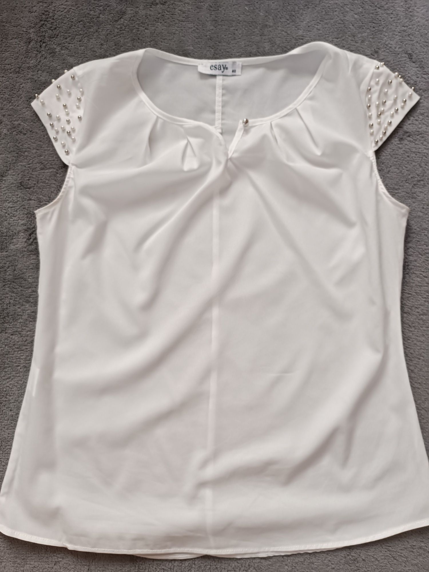 Біла жіноча блузка
