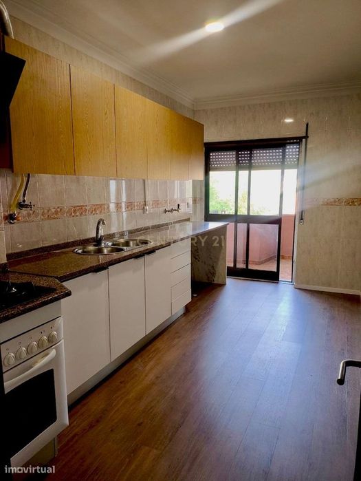 Apartamento T2 com varanda, marquise e arrecadação