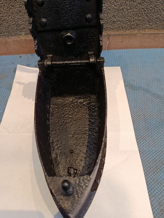 Śliczne stare żeliwne żelazko na węgiel