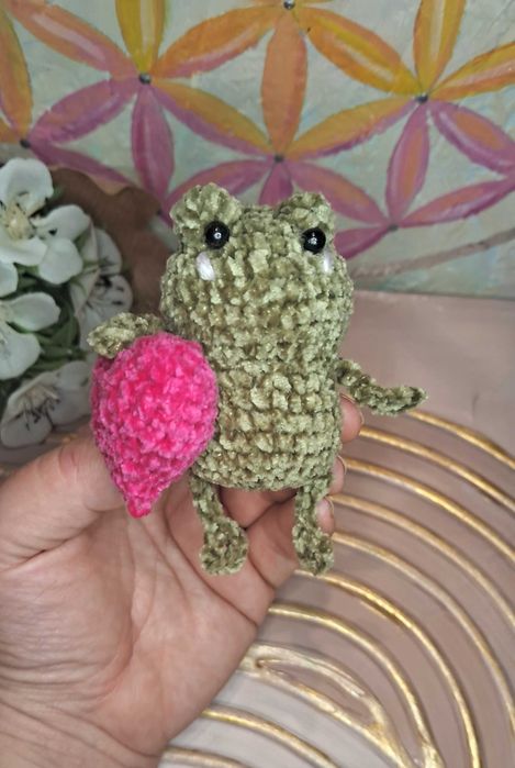 Prezent na walentynki żabka na szydełku walentynka amigurumi