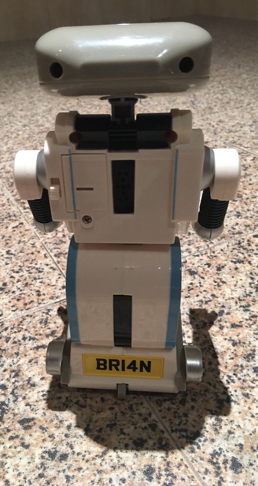 Robot  Brian fala em ingles e anda com recurso a mola nas rodas