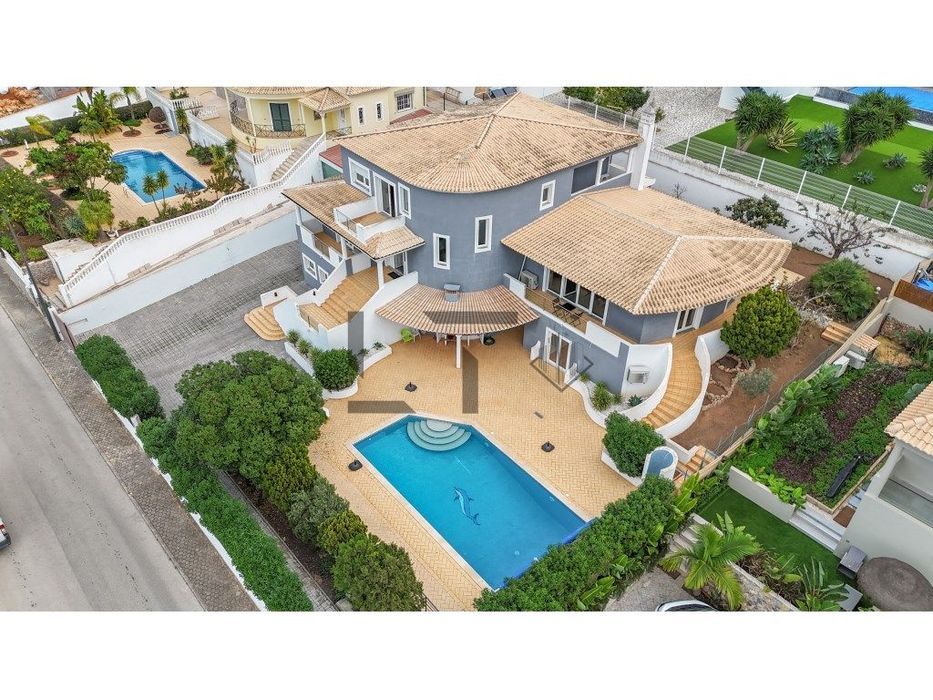 Moradia T5 com Piscina e Vista Rio para Venda em Ferragudo, Algarve