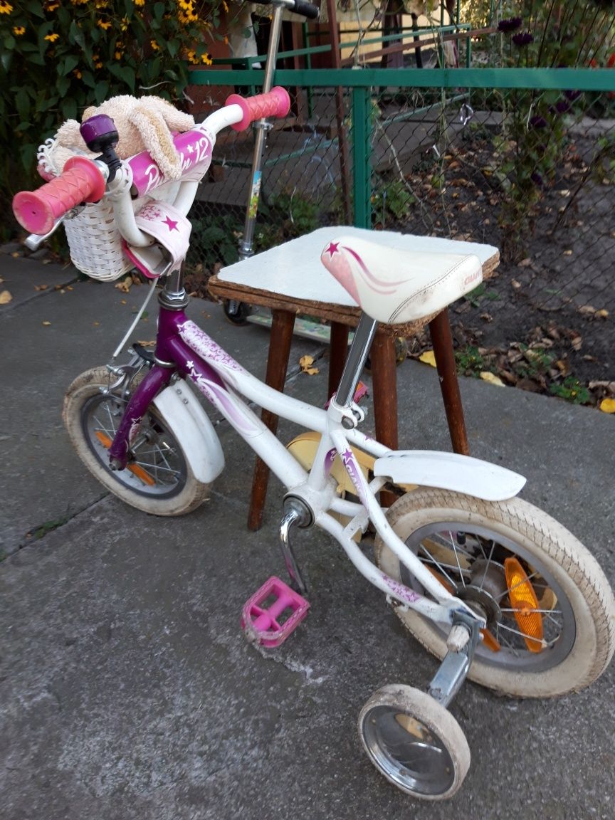 Велосипед для дівчинки, з піддержуючими  коліщатками.