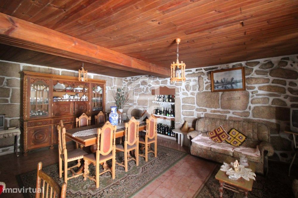 Moradia T4 para restauração com Potencial na Periferia de Chaves