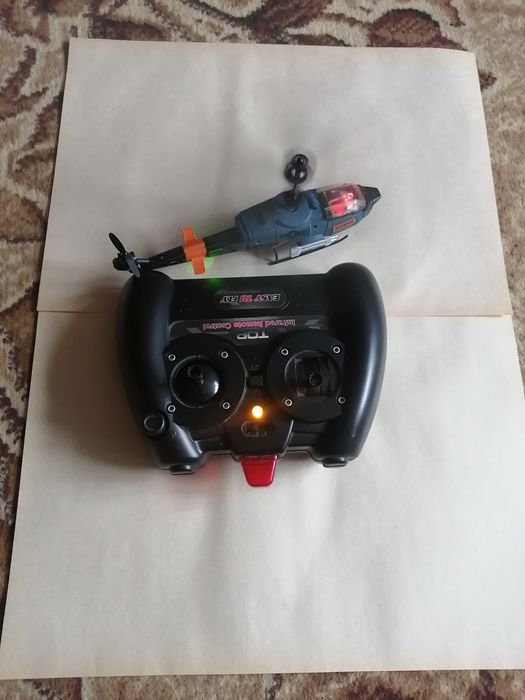 Вертолет с пультом управления.