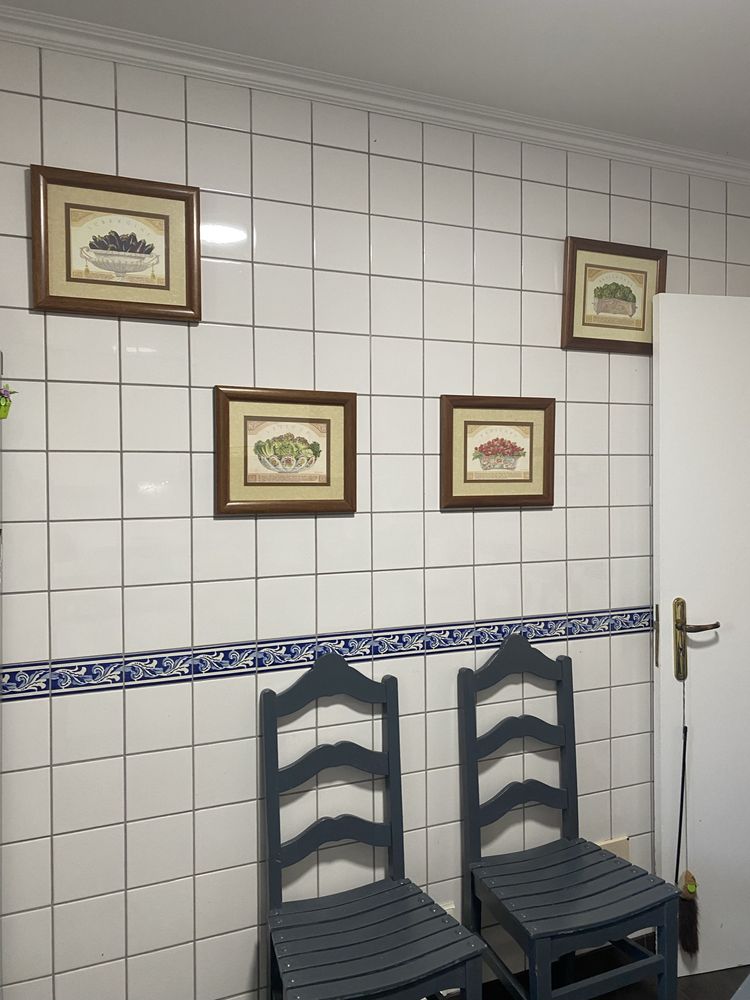 Messa de cozinha com quatro cadeirass