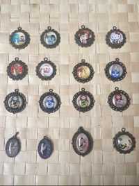 12 Pendentes/medalhas. Novos sem etiqueta.