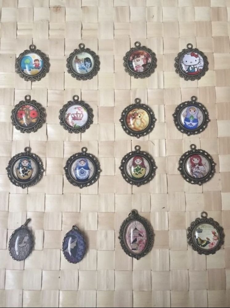 12 Pendentes/medalhas. Novos sem etiqueta.