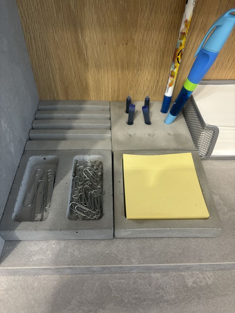 Organizery beton na biurko