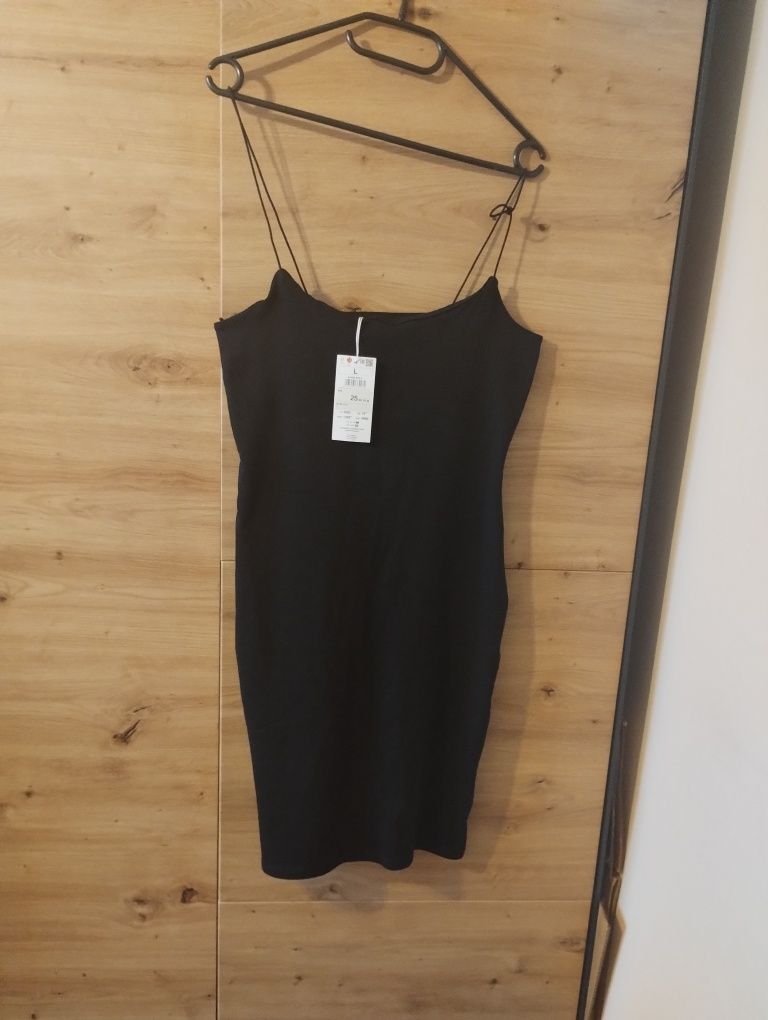 Czarna dopasowana sukienka Reserved r.40