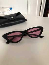 Okulary z różowymi szkłami i czarna oprawka