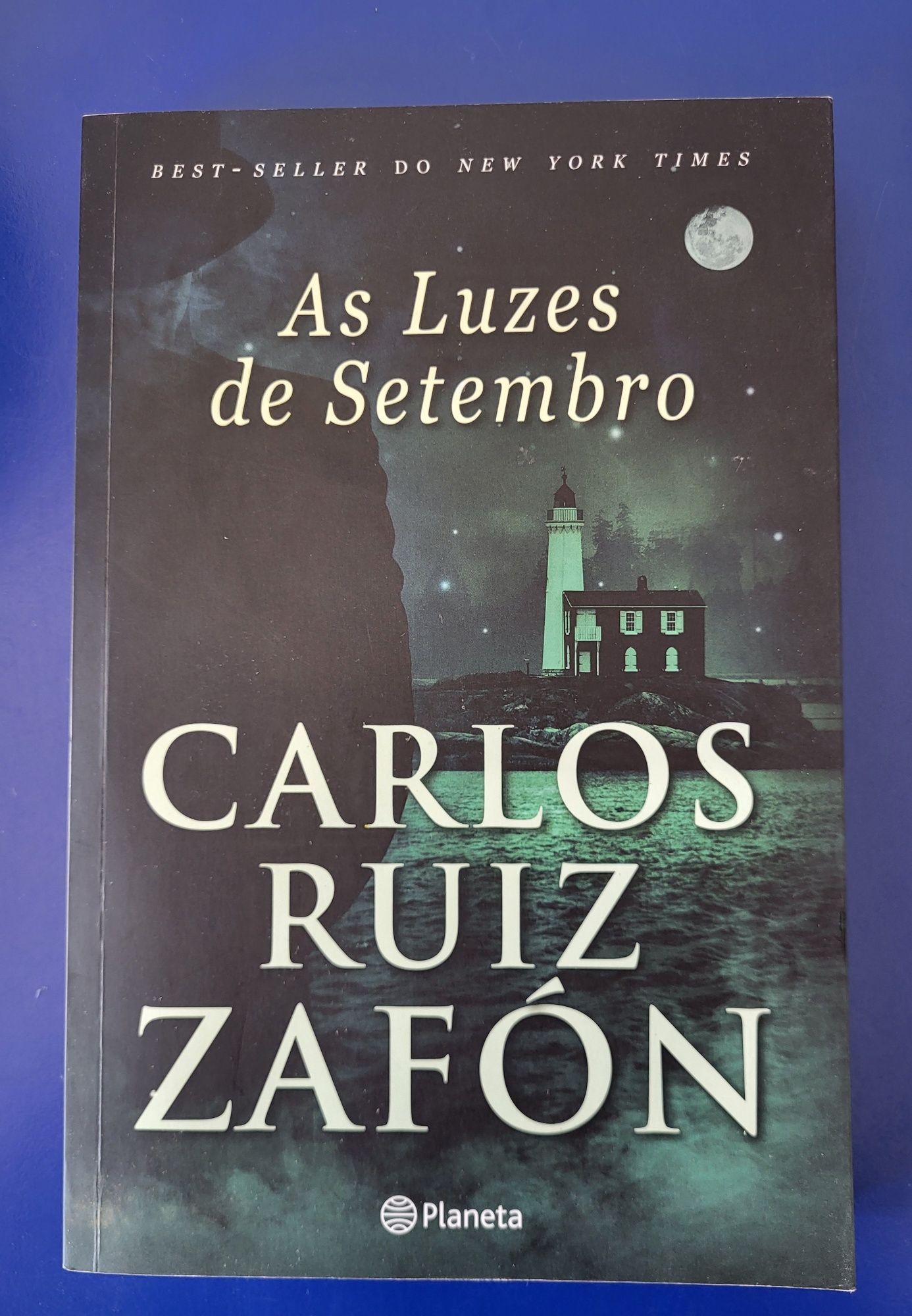 Diversos livros em segunda mão