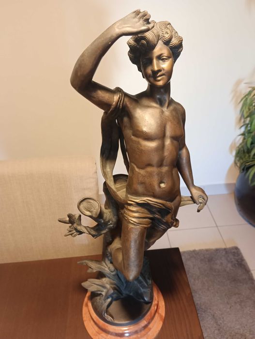 Estatueta de Apolo, com 62cm de altura e 13kg de peso