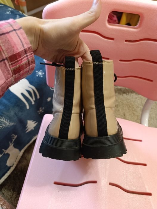 Ботінки лакові .