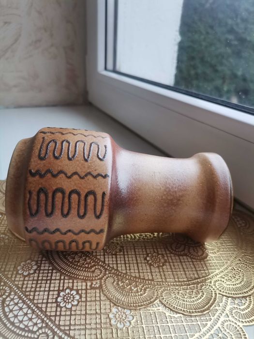 Brązowy wazonik ceramiczny