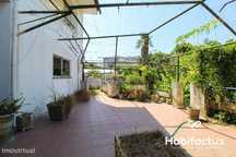 Moradia com 2002 m2 de terreno - Carregal do Sal