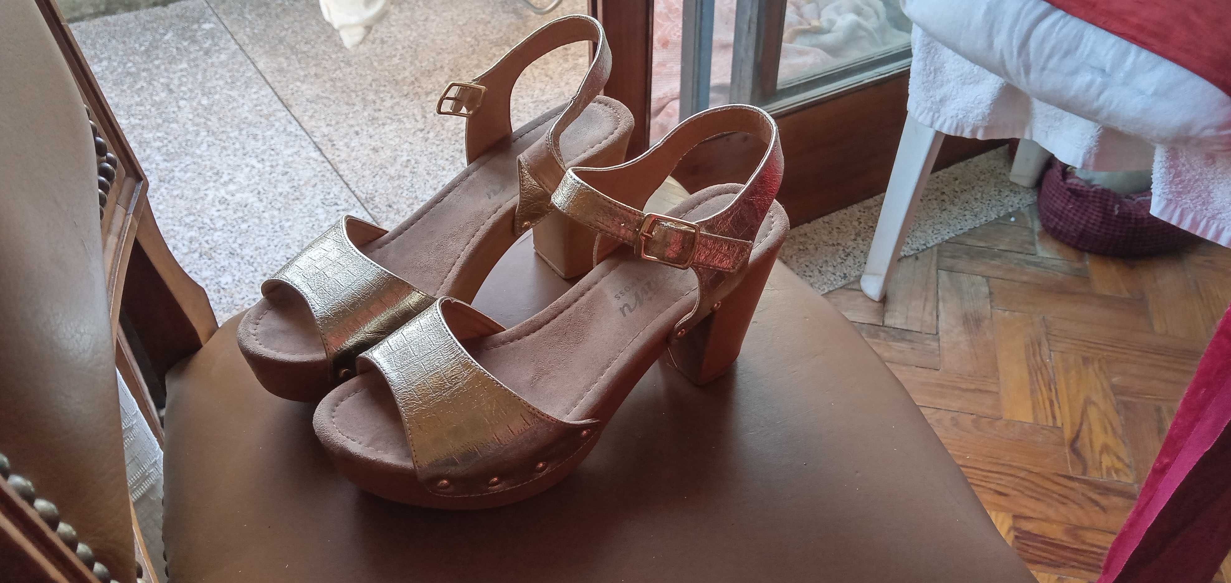 Sapatos Vintage vieram do passado ainda Glamour calçar certo?desde1E.