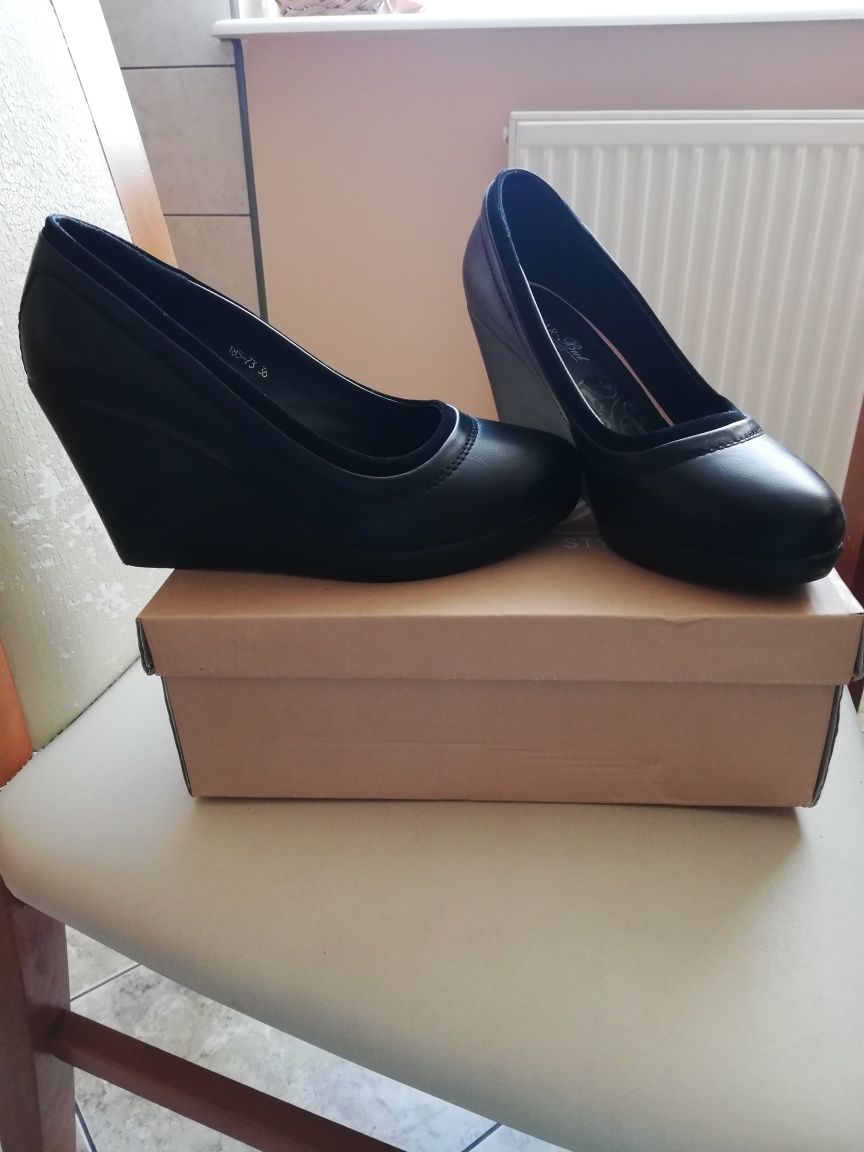 Buty damskie na koturnie r. 36