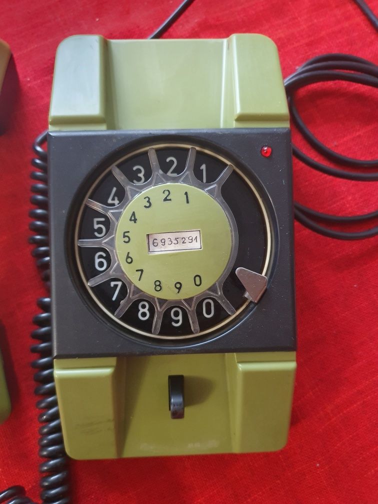 Stary telefon z tarczą obrotową PRL Telcom