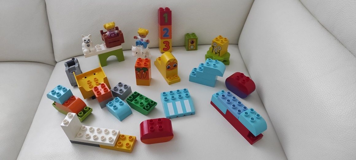 LEGO Duplo zestaw ok. 50 klocków, 2 dziewczynki, konik i kotek