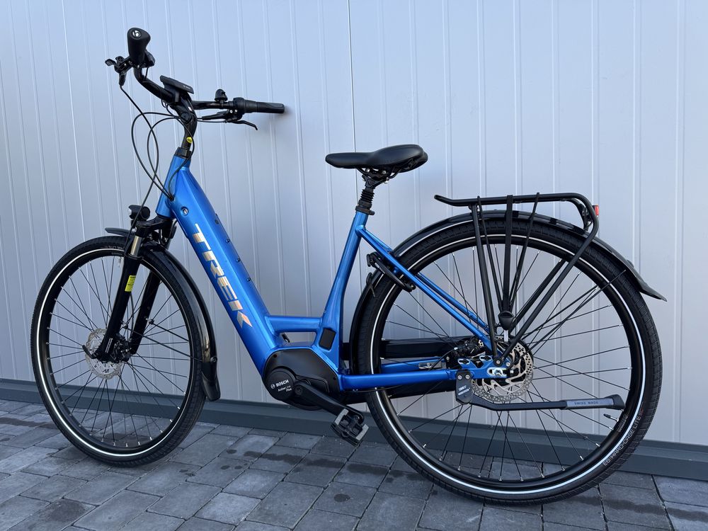 Rower elektryczny Trek District+ 6 o niskim przekroku Alpine Blue
