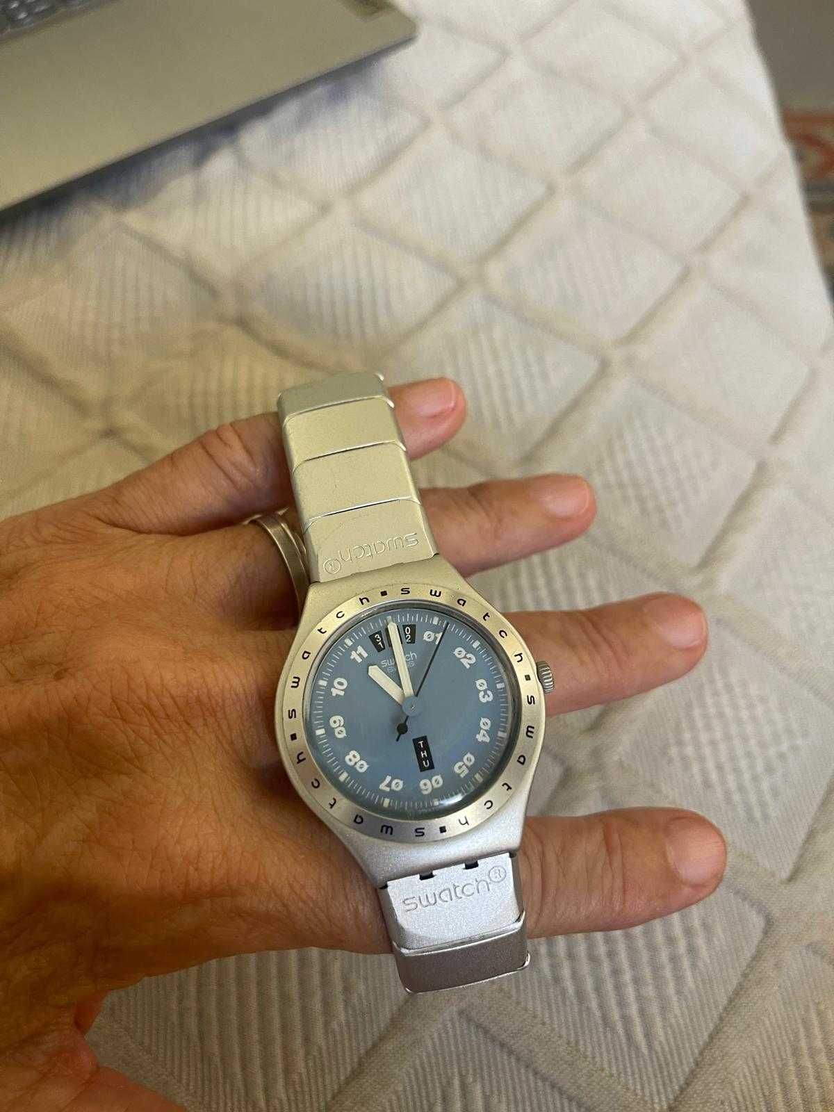 Relógio Swatch com pulseira metálica