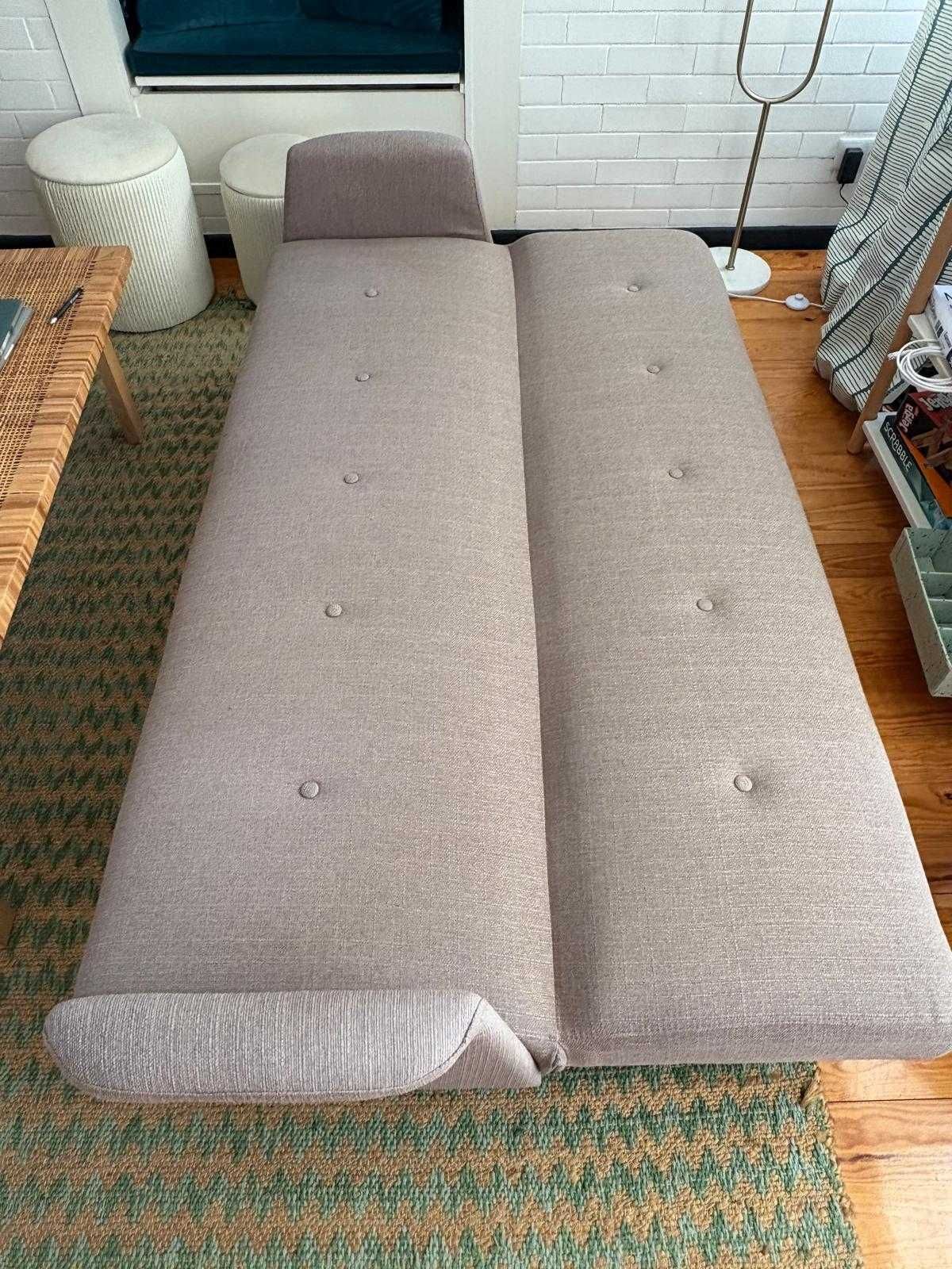 sofá-cama em tecido cinzento. sofa bed in light grey. foldable.