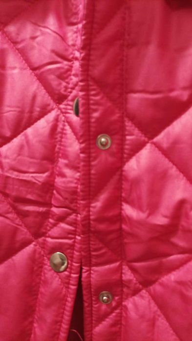 Kurtka damska lekka, pikowana w kolorze fuksji.