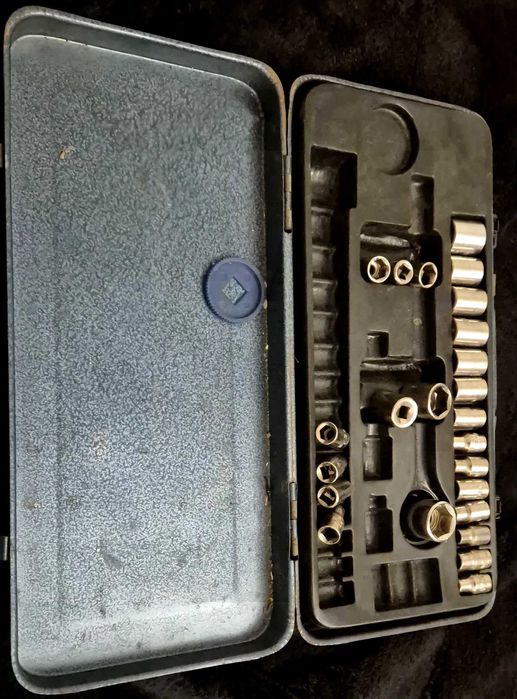 Zestaw kluczy nasadowych z walizką i grzechotką