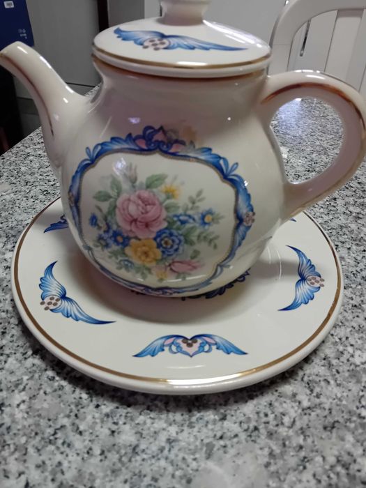 Bule com prato e desenho azul