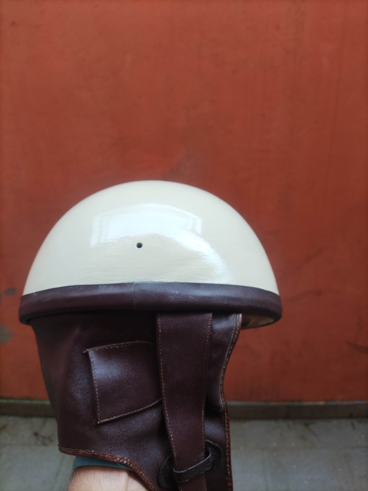 Kask Orzeszek z epoki PRL-u