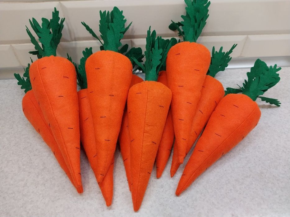 морква з метеликом із фетру