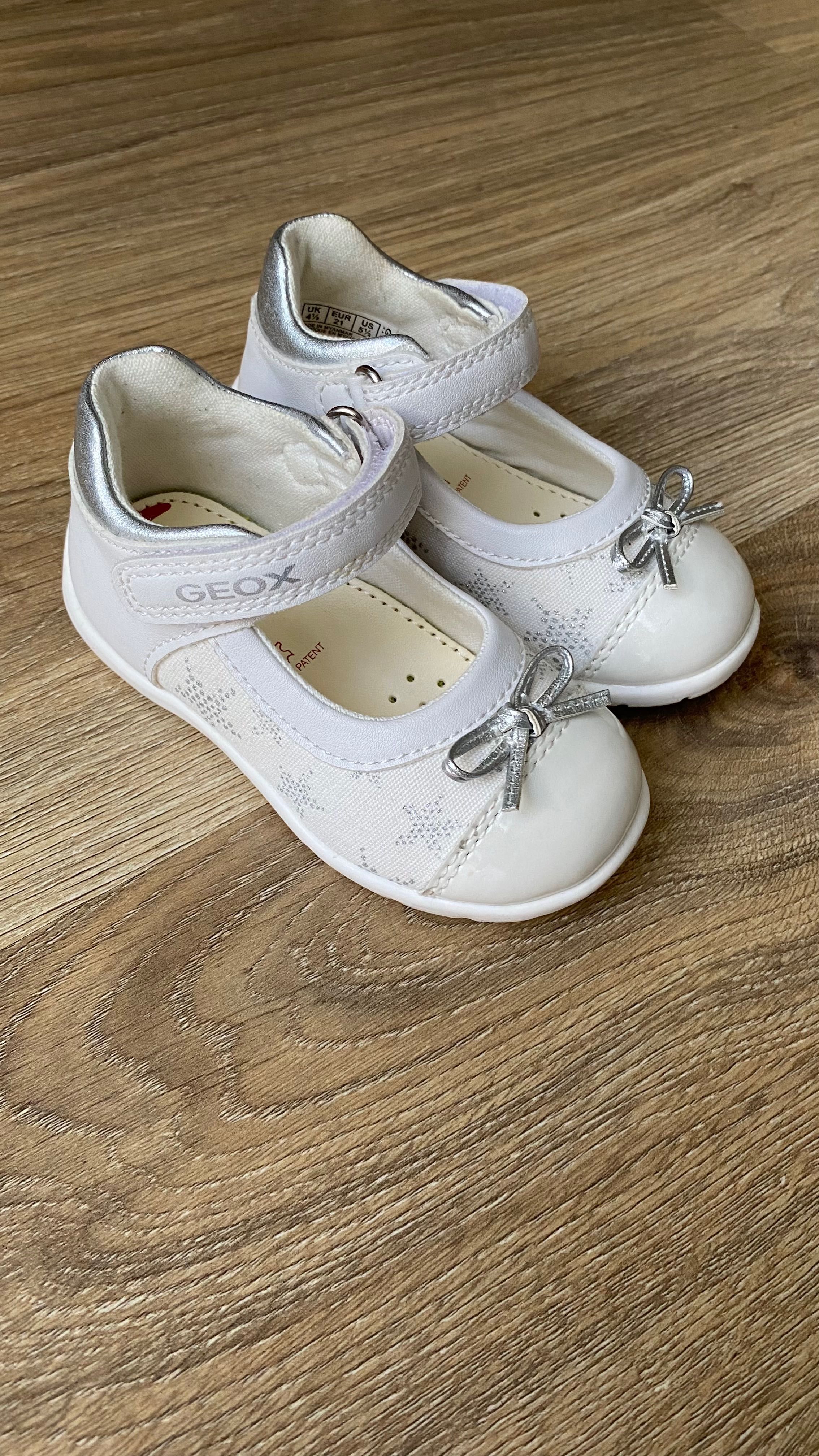 Białe buty Geox dla dziewczynki chrzest ślub